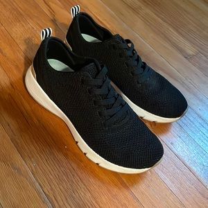 Slip on like new Dr. Scholl’s black women’s sneakers 💫. Comfortable & stylish!